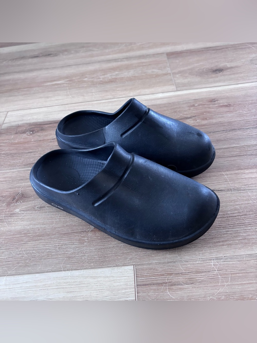 Oofos Black Clogs Recovery Shoes Slip Ons Unisex Mens Size 5 Women’s 7 flaws